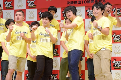 ファーストステージで対戦するラブレターズと犬の心（右から2人）。