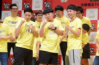 アキナ秋山（右端）と、ファーストステージで対戦するチョコレートプラネット。