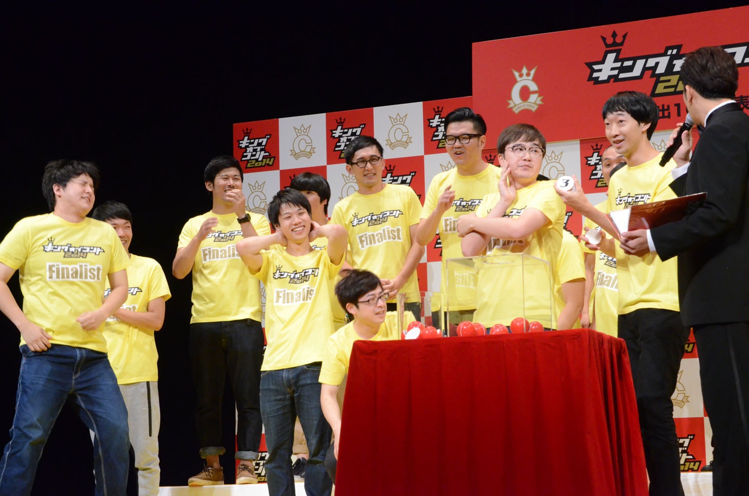 抽選に臨むラバーガール。