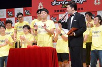 抽選に臨むアキナ秋山。