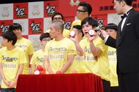 抽選に臨むラブレターズ。