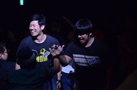 周りの芸人たちと喜びを分かち合う巨匠。