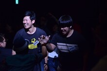 周りの芸人たちと喜びを分かち合う巨匠。