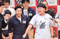 ギャグを披露するチョコレートプラネット松尾（右）。