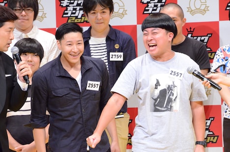 ギャグを披露するチョコレートプラネット松尾（右）。