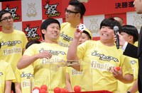 抽選に臨む巨匠。