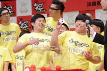 抽選に臨む巨匠。