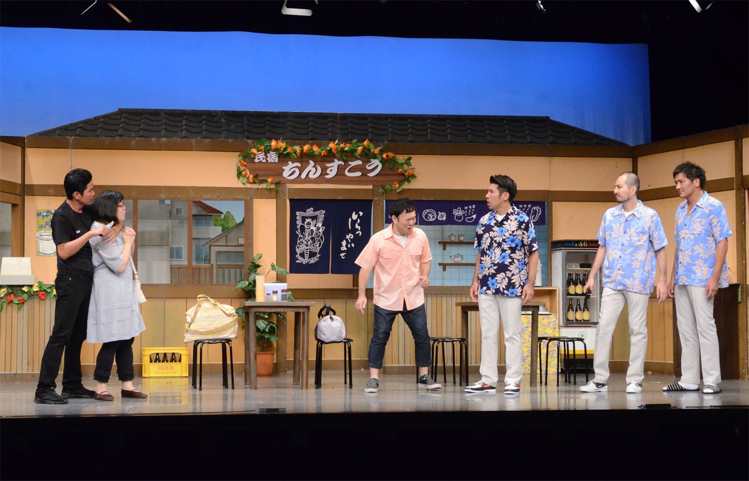 会見前に披露された「おきなわ新喜劇」のワンシーン。