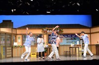 会見前に披露された「おきなわ新喜劇」のワンシーン。