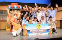 「第1回おきなわ新喜劇ツアー」開催発表記者会見に出席した（上段左から）ガレッジセール、具志堅用高、スリムクラブ。（下段左から）ちんぺい国場、ストロベビー・ディエゴ、セブンbyセブン。