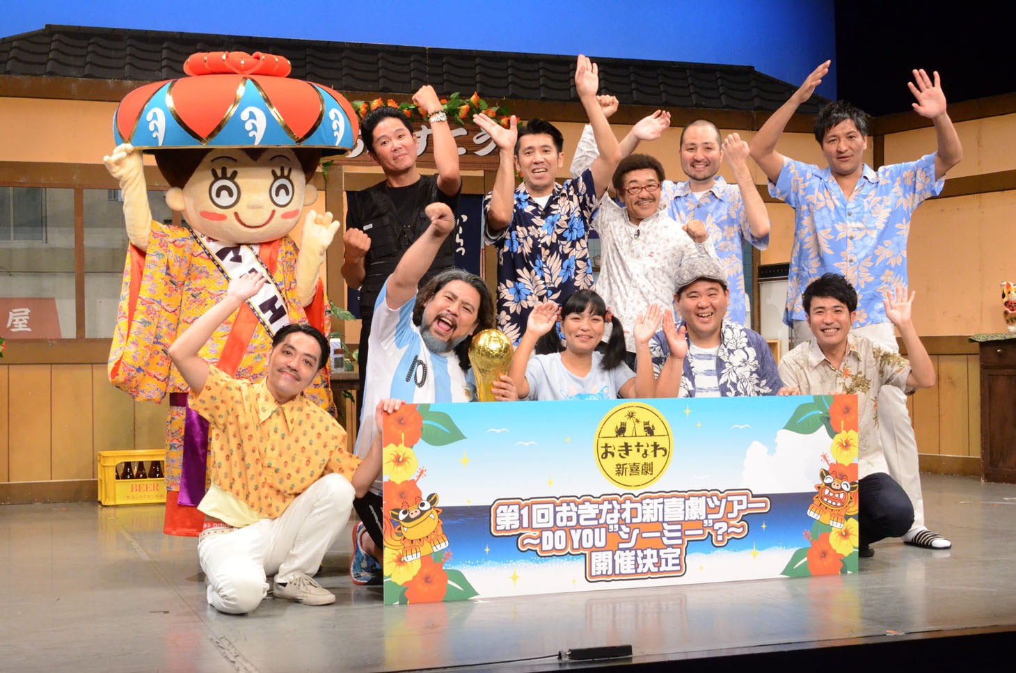 「第1回おきなわ新喜劇ツアー」開催発表記者会見に出席した（上段左から）ガレッジセール、具志堅用高、スリムクラブ。（下段左から）ちんぺい国場、ストロベビー・ディエゴ、セブンbyセブン。