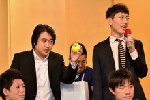 ネタ順の抽選に臨むジグザグジギー。