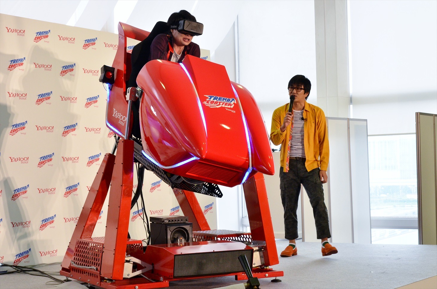 「ヤフー トレンドコースター」を体験する平成ノブシコブシ吉村。