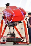 「ヤフー トレンドコースター」を体験する平成ノブシコブシ徳井。
