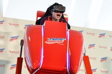 「ヤフー トレンドコースター」を体験する平成ノブシコブシ吉村。