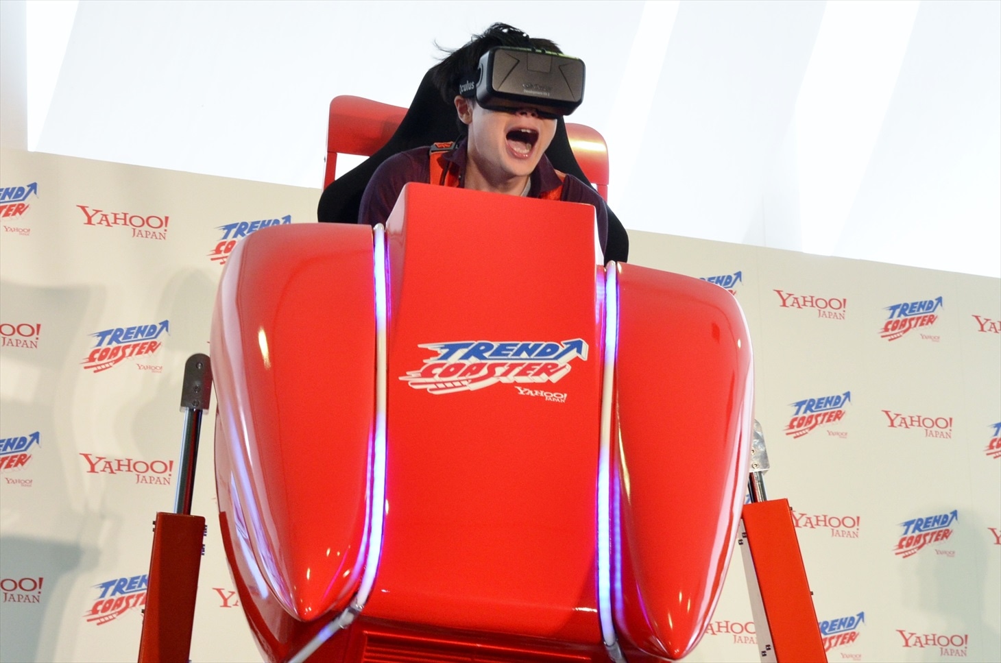 「ヤフー トレンドコースター」を体験する平成ノブシコブシ吉村。