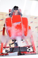 「ヤフー トレンドコースター」を体験する平成ノブシコブシ吉村。