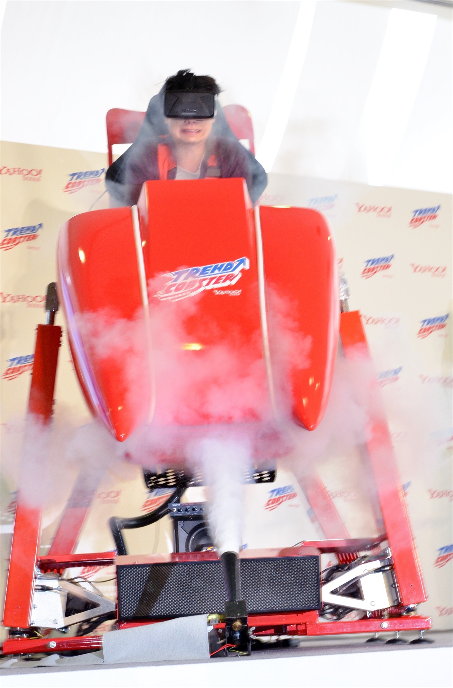 「ヤフー トレンドコースター」を体験する平成ノブシコブシ吉村。