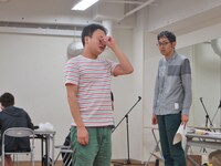 野田に演技指導する田中。