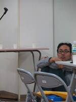 稽古を真剣に見守る田中。