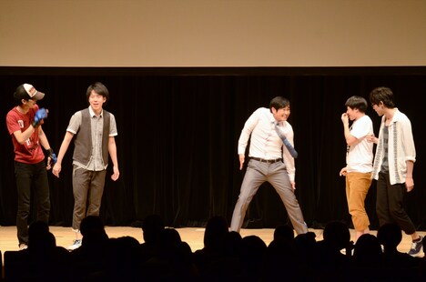 ネタ対決に臨むクロコップ（左）、ねじ（右）と、「右肩上がり末広がり」を名乗り独特のポーズを取り続けるハマカーン浜谷（中央）。