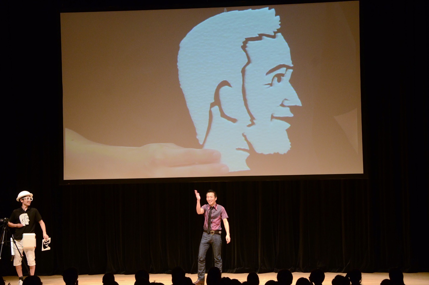 ハッポゥくんが発泡スチロールで切り抜いたHi-Hi上田の横顔。