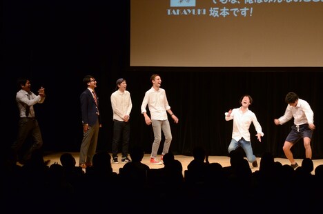 BE MINEのリーダーを決める「あっち向いてホイ」対決で盛り上がる一同。