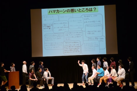 オジンオズボーン（左端）が進行を務めた「先輩品評会」のワンシーン。