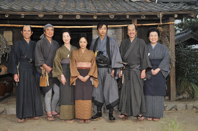 （左から）ネプチューン原田、長塚京三、檀ふみ、井上真央、大沢たかお、奥田瑛二、久保田磨希。(c)NHK