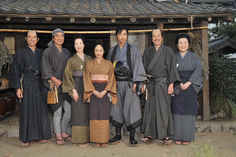 （左から）ネプチューン原田、長塚京三、檀ふみ、井上真央、大沢たかお、奥田瑛二、久保田磨希。(c)NHK