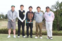 DVD「浜田雅功×横田真一のゴルフ新理論II ～あなたのスウィングはこれだ！～」に出演する（左から）タカアンドトシ、ライセンス井本、浜田雅功、横田真一。(c)2014 吉本興業