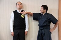 DVD「浜田雅功×横田真一のゴルフ新理論II ～あなたのスウィングはこれだ！～」のワンシーン。(c)2014 吉本興業