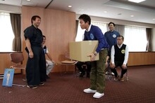 DVD「浜田雅功×横田真一のゴルフ新理論II ～あなたのスウィングはこれだ！～」のワンシーン。(c)2014 吉本興業