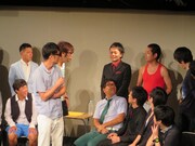 衣装をタンクトップに戻したことをスパローズにツッコまれるエルシャラカーニ・しろう。