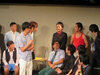 衣装をタンクトップに戻したことをスパローズにツッコまれるエルシャラカーニ・しろう。