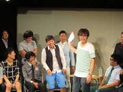 「ホリプロ2014ガチバトル！」で優勝したことを称えられるランチランチ。