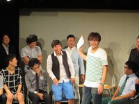 「ホリプロ2014ガチバトル！」で優勝したことを称えられるランチランチ。