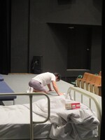 1人残ってセリフの練習をする鈴木。