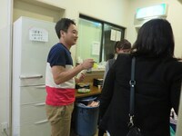 栄養ドリンクを飲みすぎてスタッフに怒られる野田。