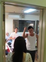 ヒロインの高橋胡桃に整髪料の匂いが嫌じゃないか確認する春日。