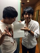 新潟県津南町の観光大使に就任したうしろシティ金子（左）と相方の阿諏訪。