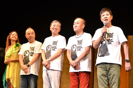 関根勤（右端）と俳優陣。