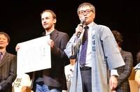 いとうせいこう（右）と、チャールズ・チャップリンの孫のチャーリー・シストヴァリス。