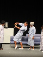 プロテインを飲もうとする春日。