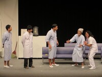 春日をバカにする鈴木・中岡コンビ。