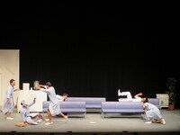 春日を怒らせ追いかけられる場面。