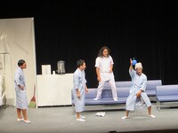 鈴木考案ゲームで遊ぶ患者たち。この鈴木のポーズがストーリーの鍵。