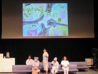 春日の妄想小説朗読シーン。イラストは大平ことん。