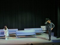 野田のハプニングにより急遽舞台に出てきた田中。