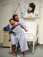 春日に抱きしめられる野田。